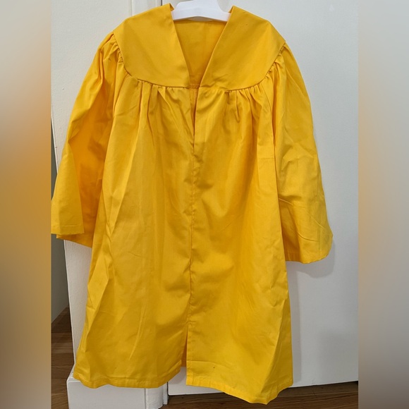 Child cap & gown. Graduation - Picture 2 of 3